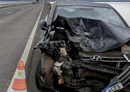 Motorista se distrai ao volante e bate na traseira de picape entre MS e SP>