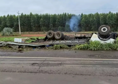 Caminhão tomba em rodovia e motorista morre>