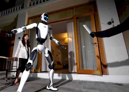 China apresenta primeiro robô guarda-costas que luta kung fu e tem força para levantar um carro>